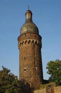 Ein großer mittelalterlicher Turm ragt auf.