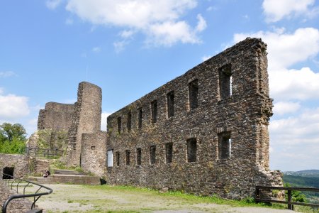 Blick auf die Ruine von Burg Windeck, auf eine Seitenmauer mit Fenstern und Teile eines Turms.