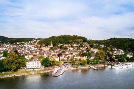 Halbhohe Luftaufnahme mit Blick auf Linz, vom linken Rheinufer aus.