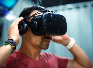Ein Mann schaut durch eine VR-Brille.