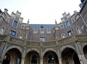 Ein Blick aus dem Innenhof auf die Fassade des Renaissanceschlosses mit Erkern, Fenstern und Relieffiguren.